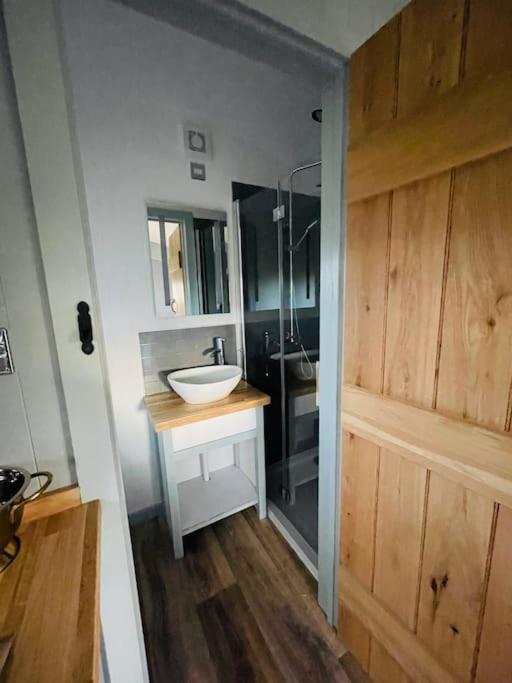 The Hut@Trefechan Wen - Coastal Coziness! Goodwick Exterior foto