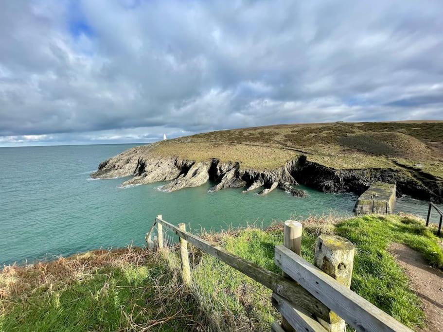 Villa The Hut@Trefechan Wen - Coastal Coziness! Goodwick Exterior foto