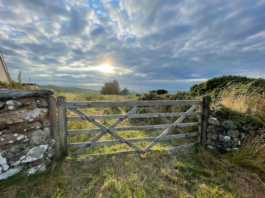 Villa The Hut@Trefechan Wen - Coastal Coziness! Goodwick Exterior foto